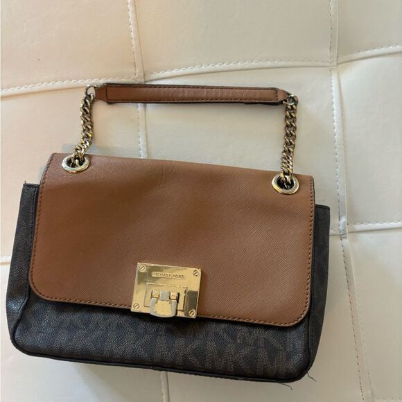 Michael Kors Tina Small Crossbody: An Elegant Style with Distinct Character. - Picture 7 of 14